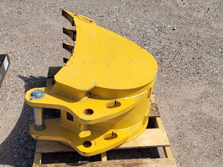 18"-51-cu-ft.-hd-bkt-w/teeth-for-backhoe-or-excavator-image-7