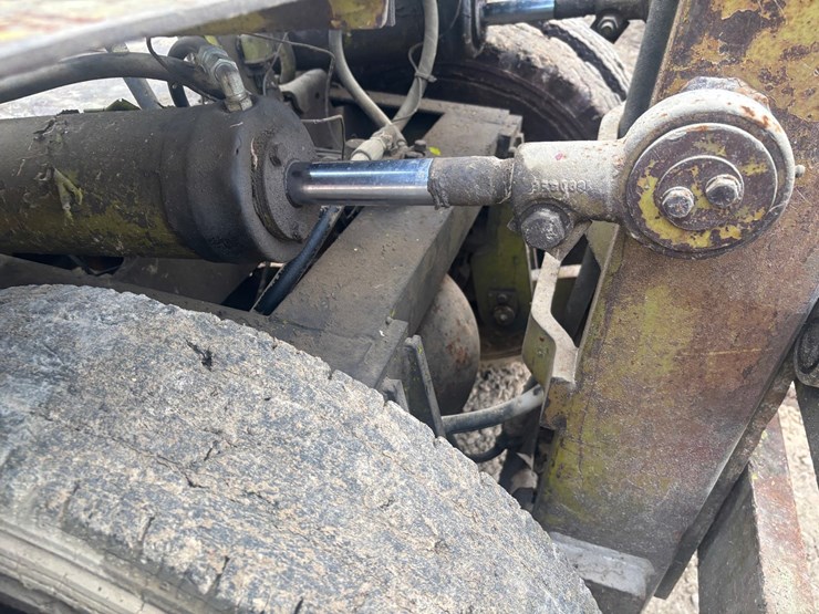 #3332-•-clark-it40b-forklift-image-49