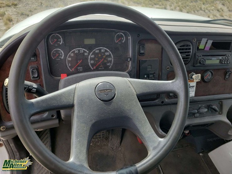 2006-freightliner-m2-106-image-17