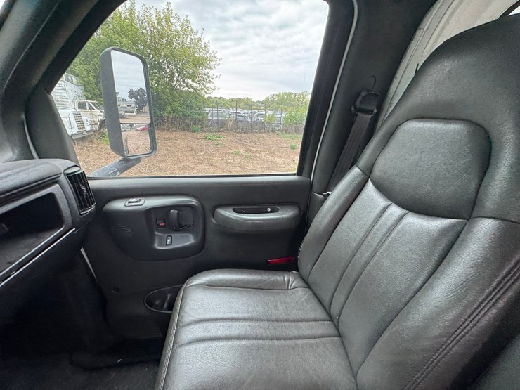 #1935-•-2004-chevrolet-5500-roll-back-truck-image-41