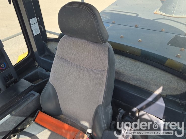 2019-deere-744k-image-60