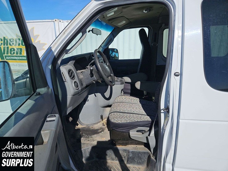 2014-ford-cargo-image-13