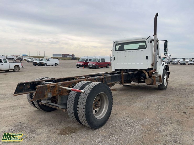 2009-freightliner-m2-106-image-4