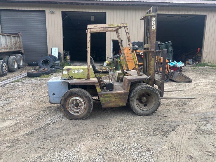 #3332-•-clark-it40b-forklift-image-4