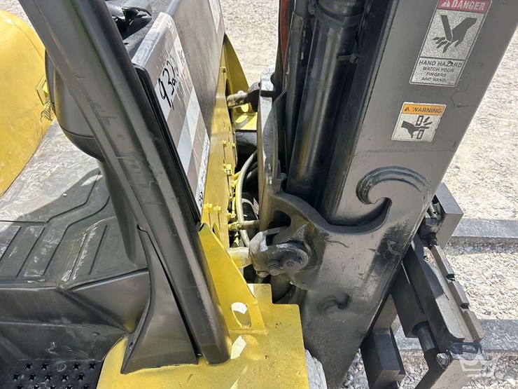 yale-glc080-7,500lb-propane-forklift-image-18