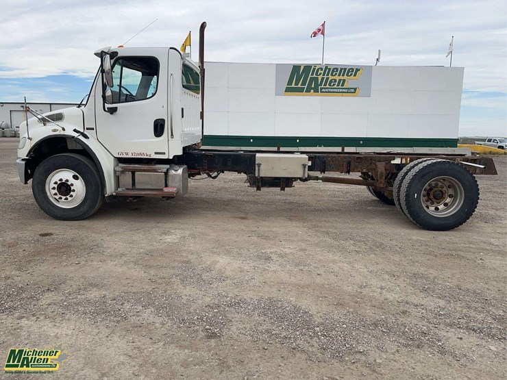 2009-freightliner-m2-106-image-5