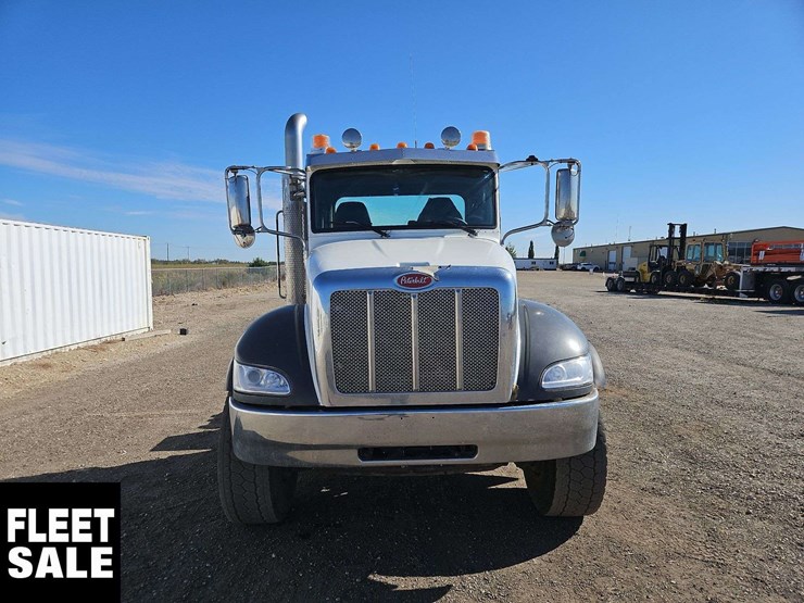 2015-peterbilt-348-image-8