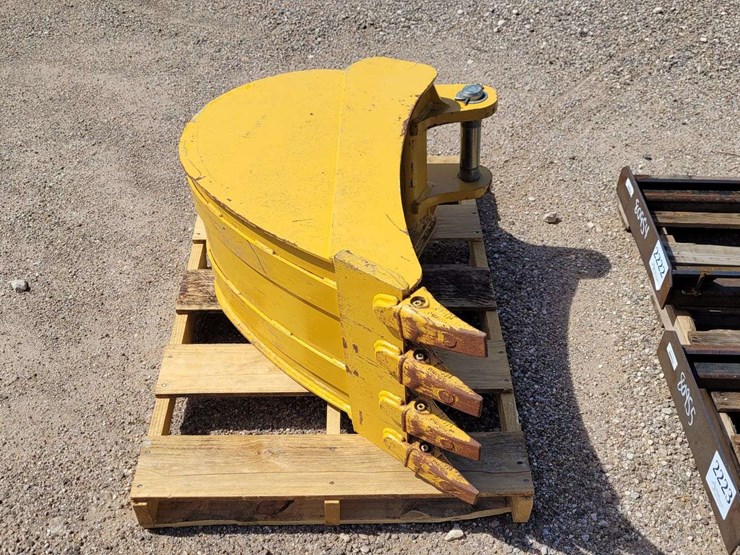 18"-51-cu-ft.-hd-bkt-w/teeth-for-backhoe-or-excavator-image-5