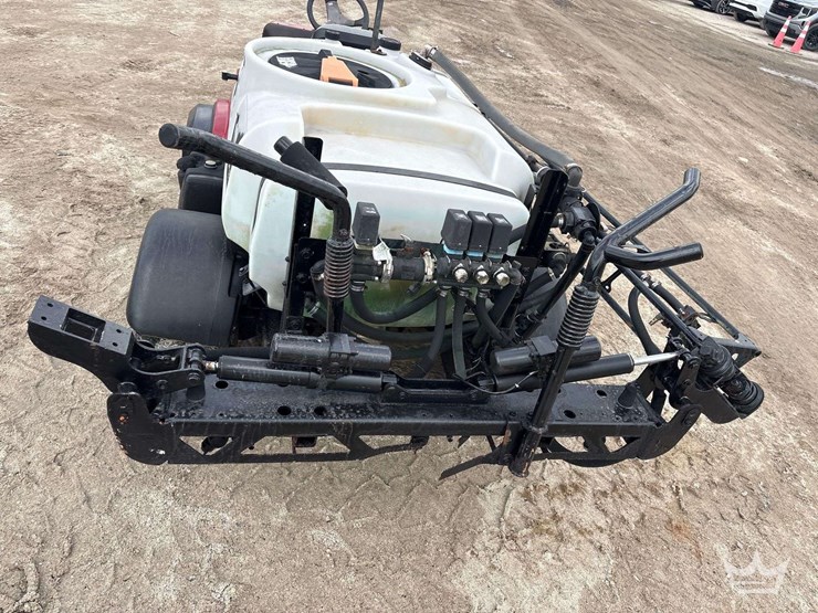 2010-toro-multi-pro-1750-175-gallon-low-profile-turf-sprayer-image-5