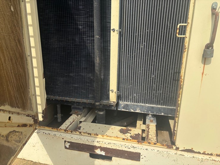 #3338-•-ingersoll-rand-ir900-towable-air-compressor-image-17