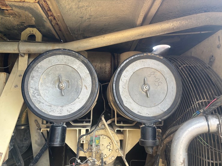 #3338-•-ingersoll-rand-ir900-towable-air-compressor-image-12