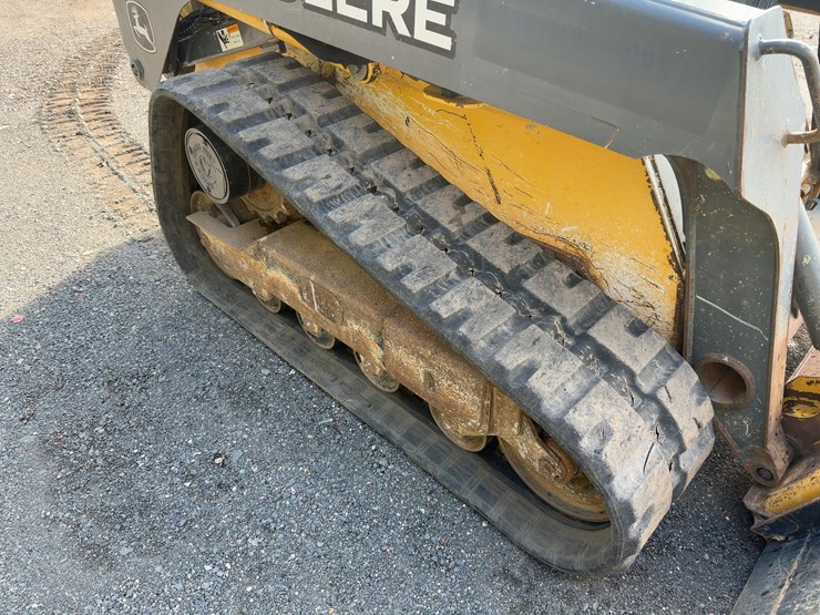 2013-deere-323d-image-11