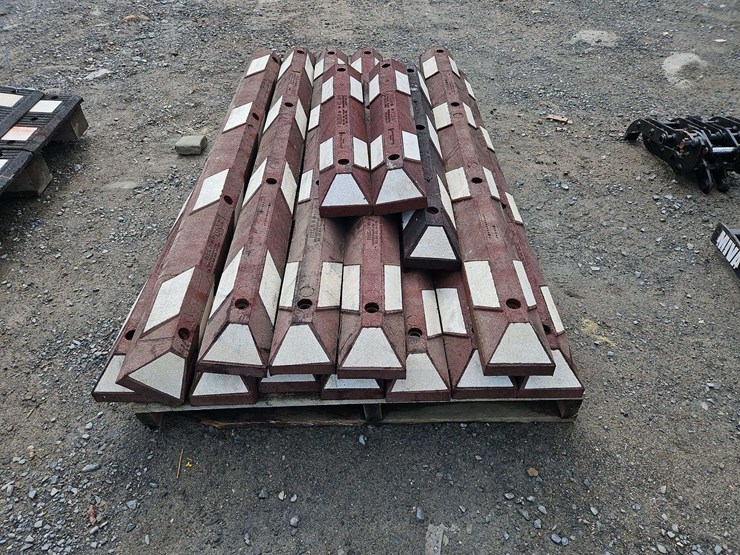 1-pallet-of-rubber-construction-curbs-image-1