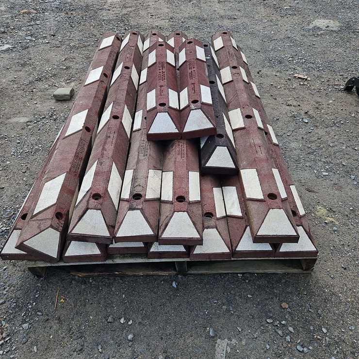 1 Pallet Of Rubber Construction Curbs