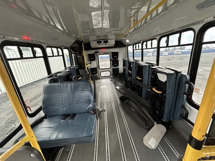 2016-chevrolet-express-paratransit-bus-image-25