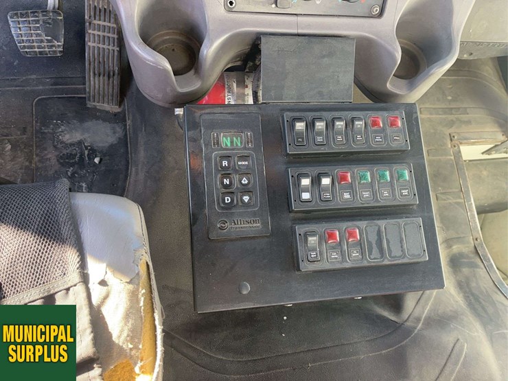 2015-freightliner-m2-106-image-19