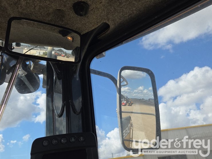 2019-deere-744k-image-57