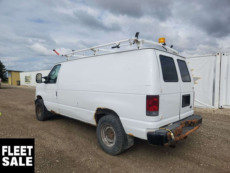 2010-ford-cargo-image-3