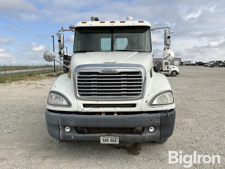 2005-freightliner-columbia-120-image-2