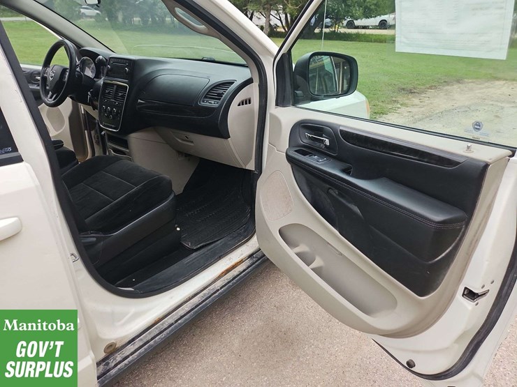 2012-dodge-grand-caravan-sxt-image-25