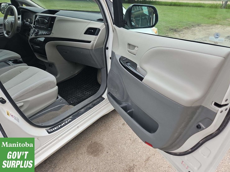 2013-toyota-sienna-image-25
