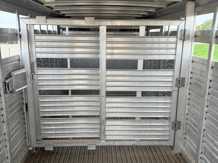 2005-featherlite-8127-image-20