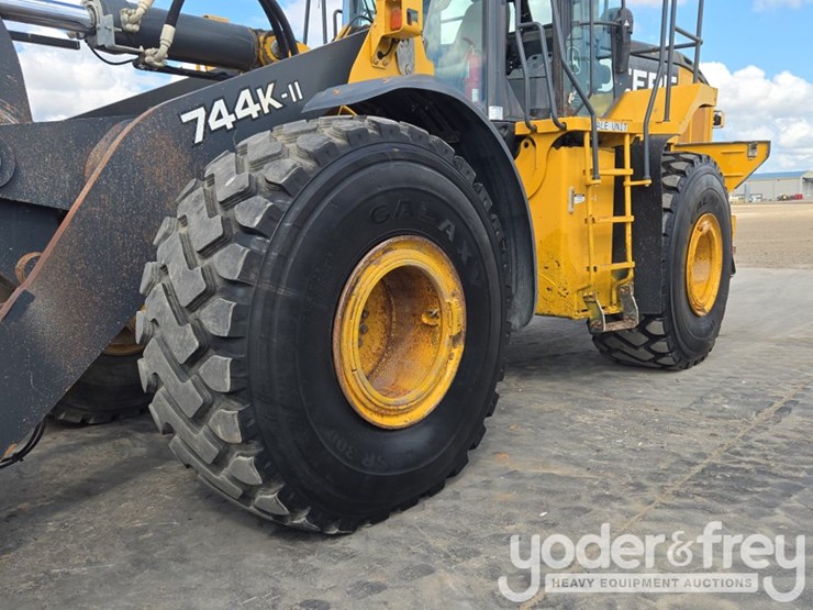 2019-deere-744k-image-9