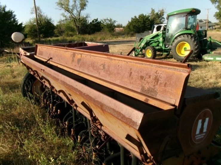 drill,-international-harvestor-16-hole-image-4