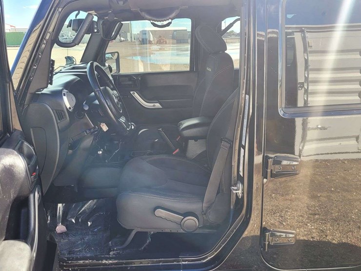 2015-jeep-wrangler-unlimited-sahara-image-12