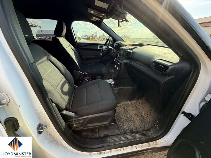2021-ford-explorer-image-28