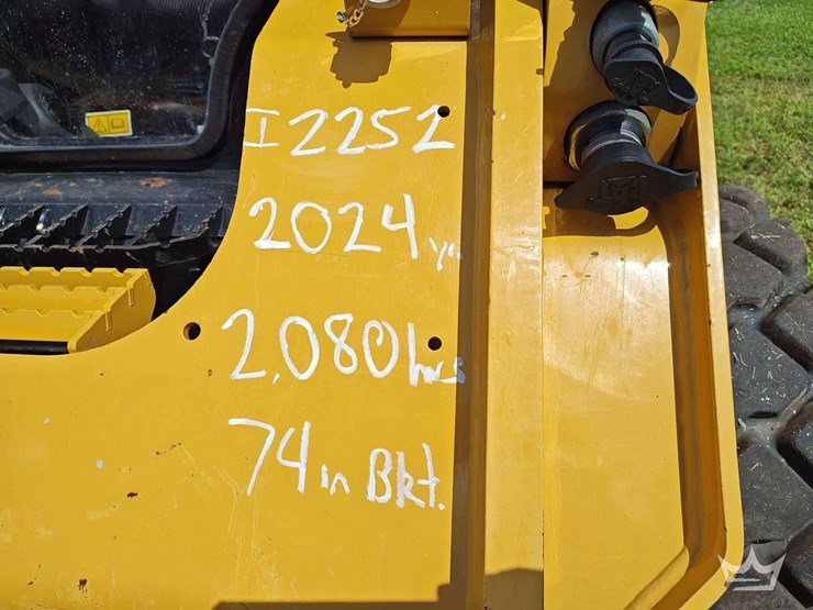 2024-caterpillar-246d3-image-15