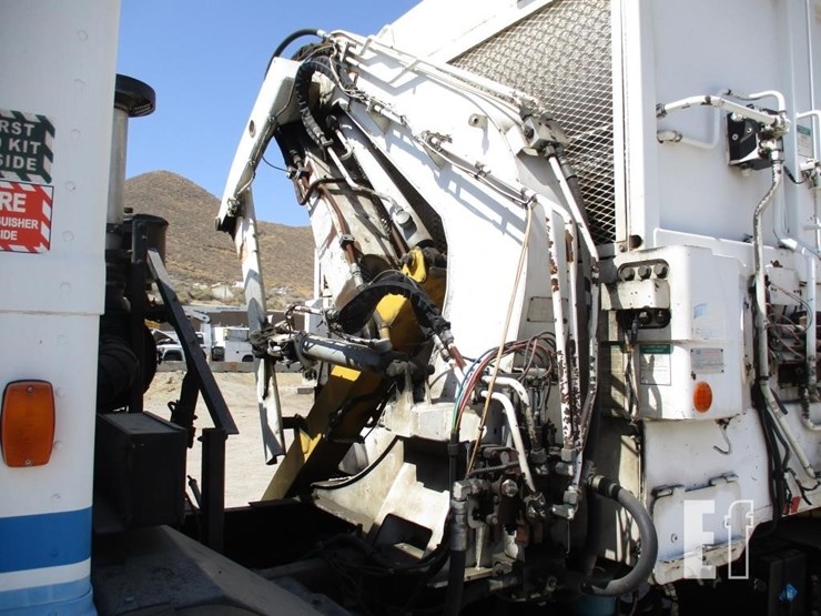 2010-peterbilt-320-image-20