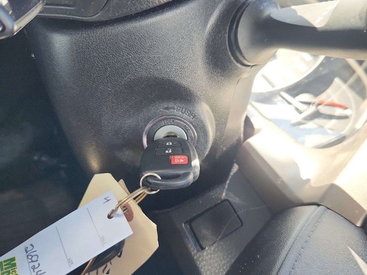 2015-toyota-rav4-le-image-24