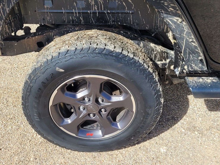 2015-jeep-wrangler-unlimited-sahara-image-22
