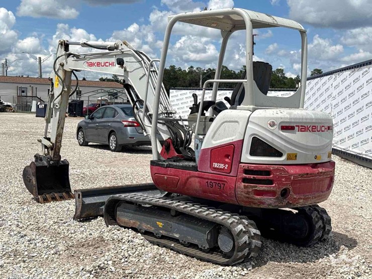 2019-takeuchi-tb235-2-image-4