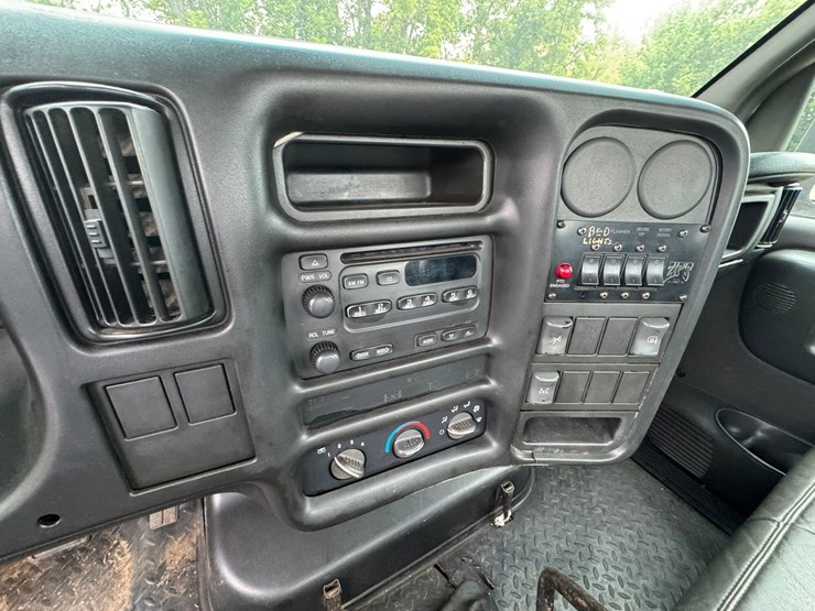 #1935-•-2004-chevrolet-5500-roll-back-truck-image-43