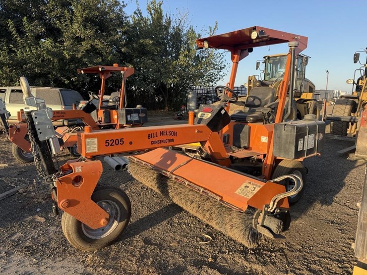 lay-mor-sm-300-3-wheel-broom-image-1