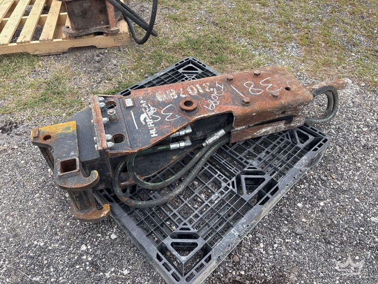 hydraulic-breaker-excavator-attachment-image-2