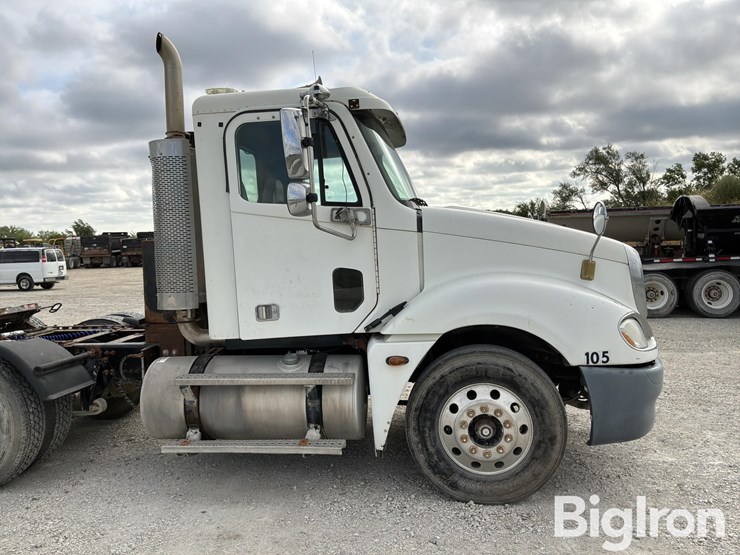 2005-freightliner-columbia-120-image-16