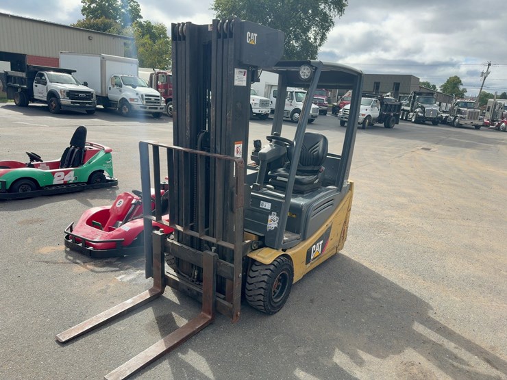 cat-electric-forklift-image-1
