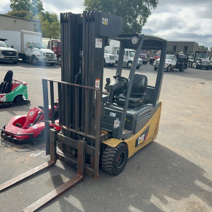 CAT ELECTRIC FORKLIFT