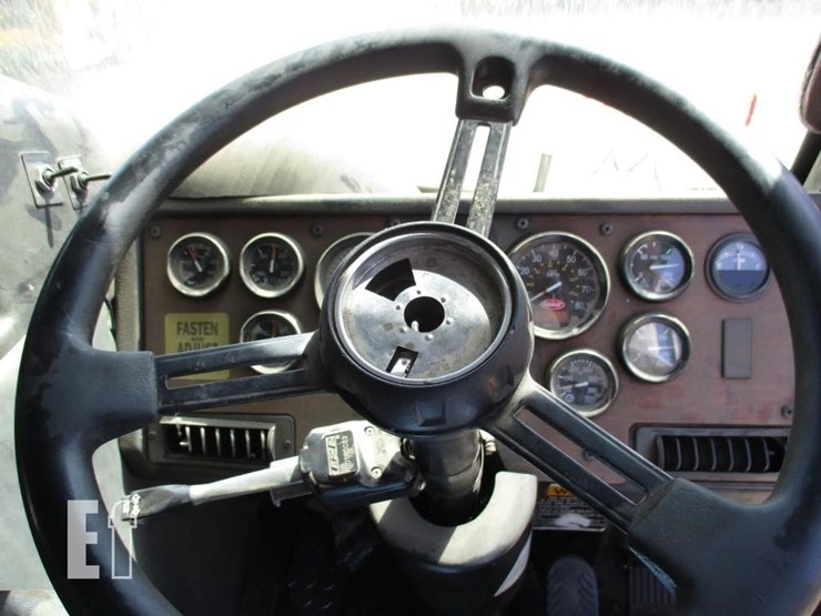 2009-peterbilt-320-image-14