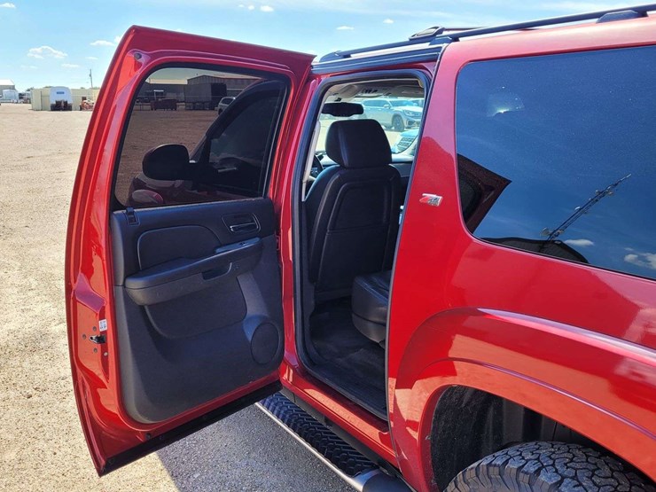 2013-chevrolet-suburban-1500-image-11