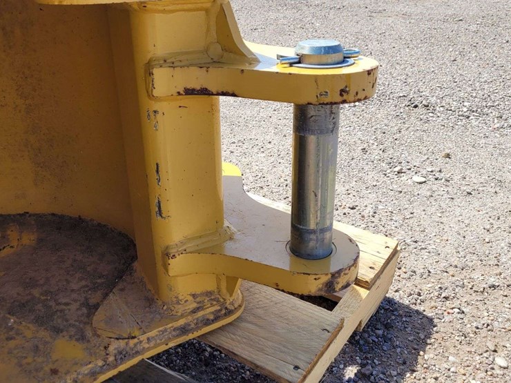 18"-51-cu-ft.-hd-bkt-w/teeth-for-backhoe-or-excavator-image-3
