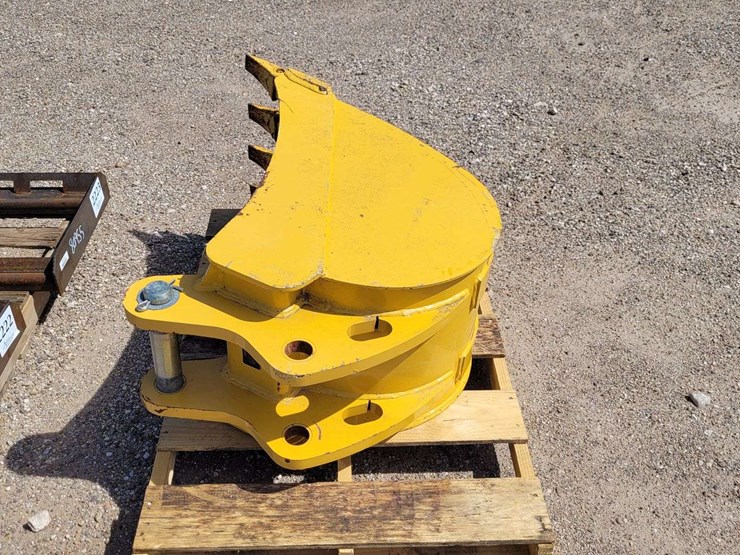 18"-51-cu-ft.-hd-bkt-w/teeth-for-backhoe-or-excavator-image-1