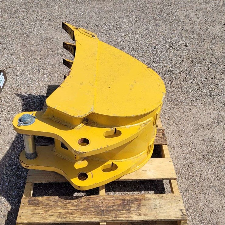 18" 51-CU FT. HD Bkt w/Teeth For Backhoe or Excavator