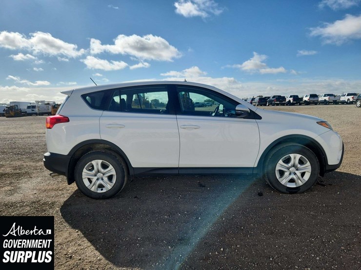 2015-toyota-rav4-le-image-7