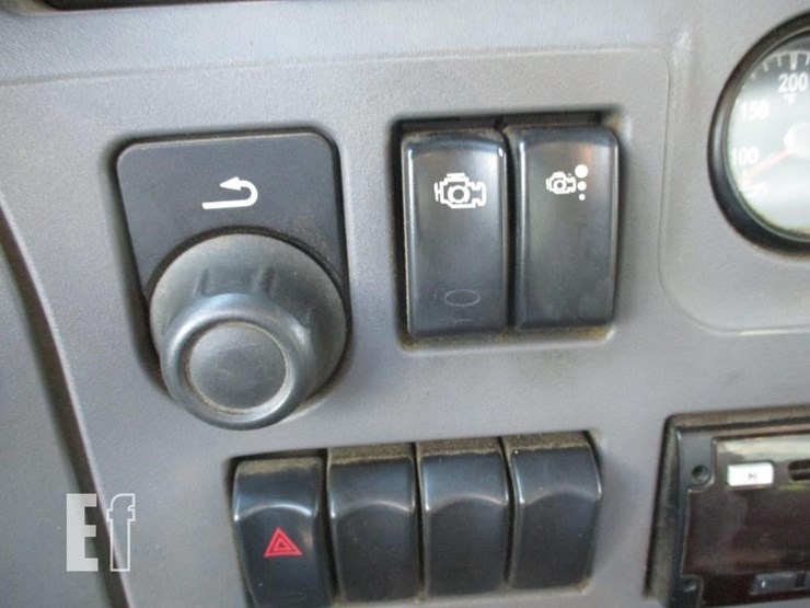 2016-peterbilt-579-image-10