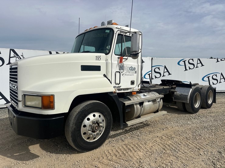 2000-mack-ch613-image-1