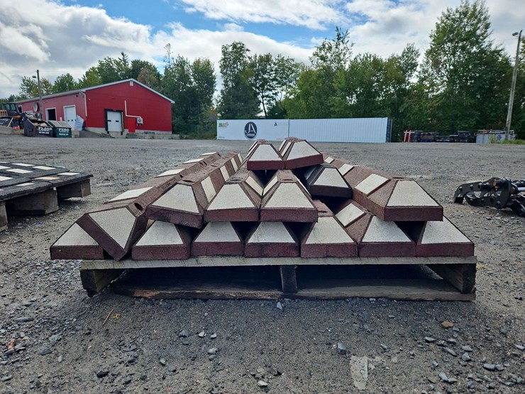 1-pallet-of-rubber-construction-curbs-image-2